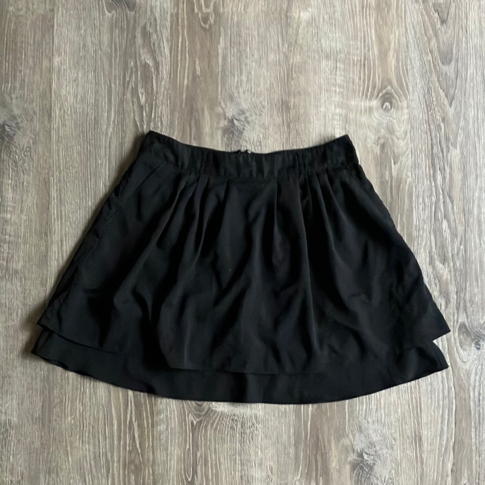 black pleated layered zip up skirt with pockets. From elle. Size women’s 8.